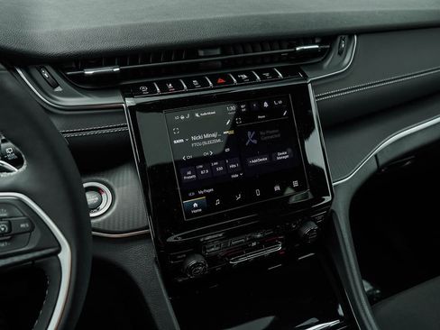 New 2025 Jeep Grand Cherokee L Laredo image 24