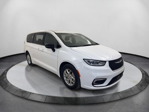 Used 2025 Chrysler Pacifica Select FWD image 3