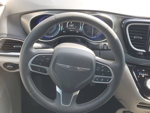 Used 2023 Chrysler Pacifica Touring-L FWD image 13