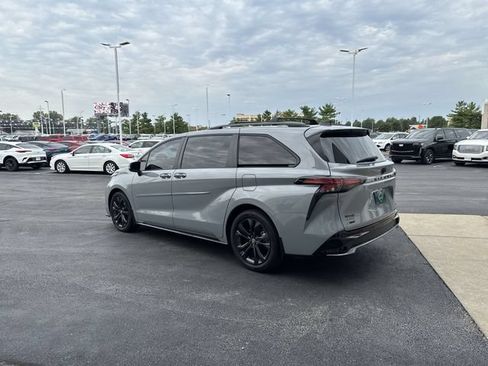 Used 2025 Toyota Sienna XSE w/ XSE Premium Package FWD image 4