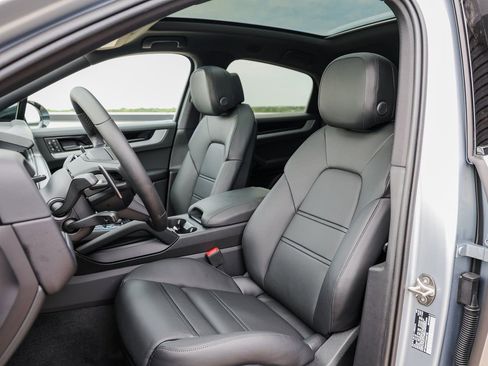 Certified 2026 Porsche Cayenne Coupe image 5