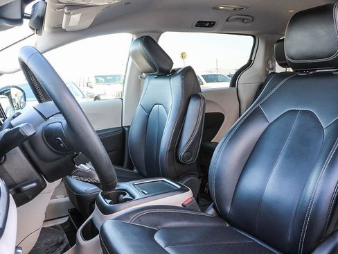 Used 2024 Chrysler Pacifica Limited FWD image 18