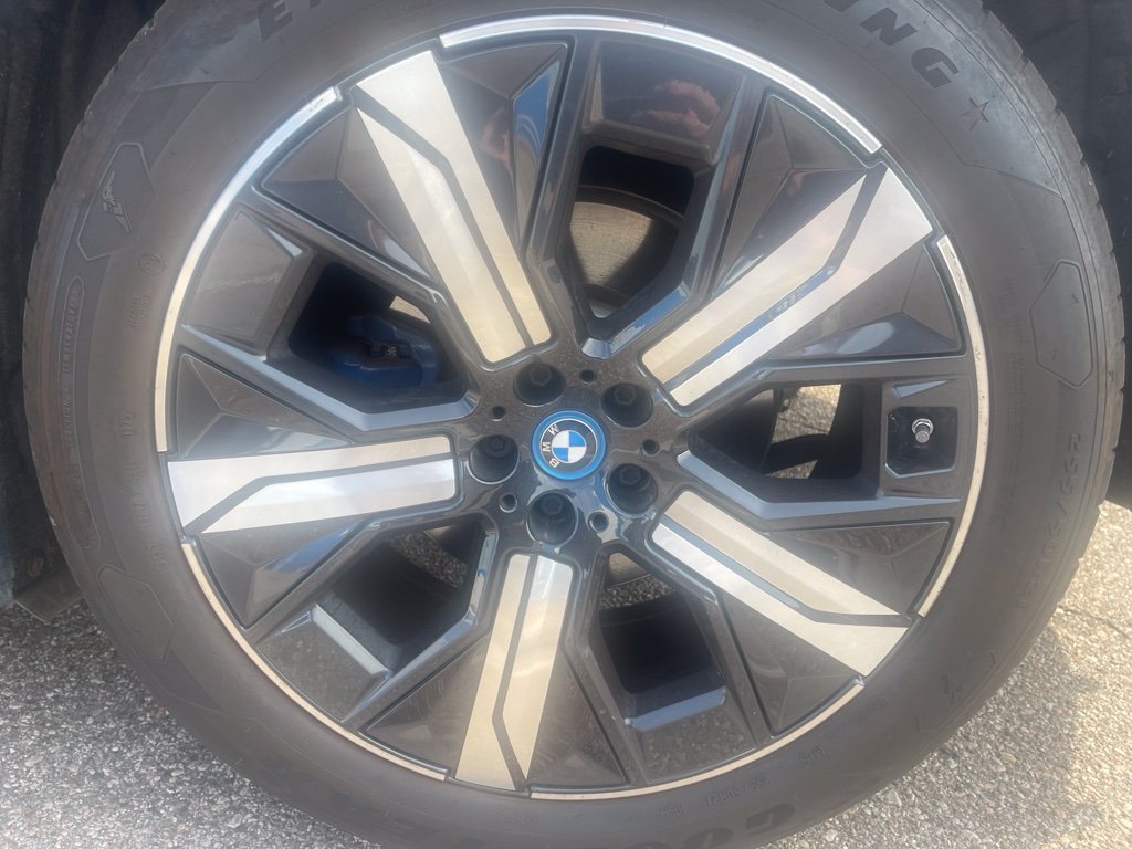 Used 2024 BMW iX xDrive50 w/ Sport Package AWD/4WD image 25