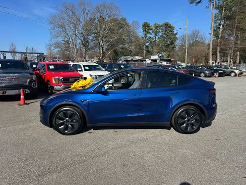 Used 2024 Tesla Model Y 2WD image 3