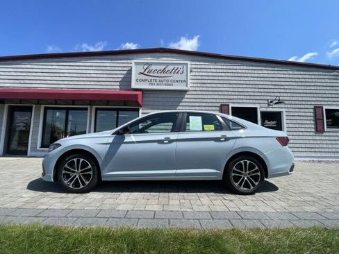 Used 2025 Volkswagen Jetta Sport FWD image 2