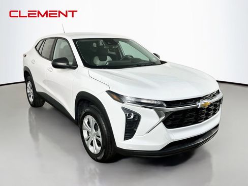 Used 2024 Chevrolet Trax LS FWD image 3