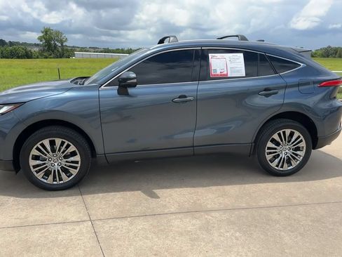 Used 2024 Toyota Venza XLE AWD/4WD image 6