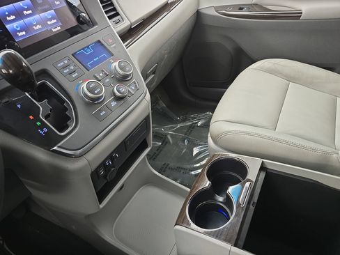 Used 2015 Toyota Sienna XLE image 25