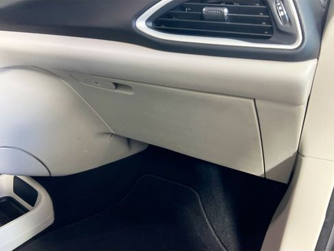 Used 2022 Chrysler Pacifica Touring-L image 33