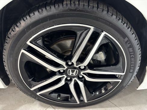 Used 2017 Honda Accord Touring image 9