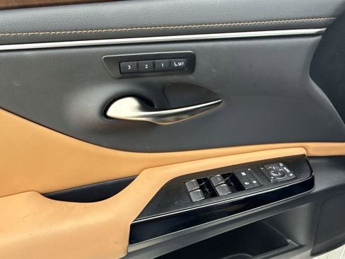 Used 2025 Lexus ES 350 w/ Premium Package FWD image 29