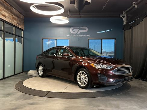 Used 2019 Ford Fusion SE image 1