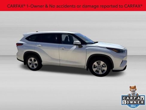 Used 2022 Toyota Highlander LE AWD/4WD image 3