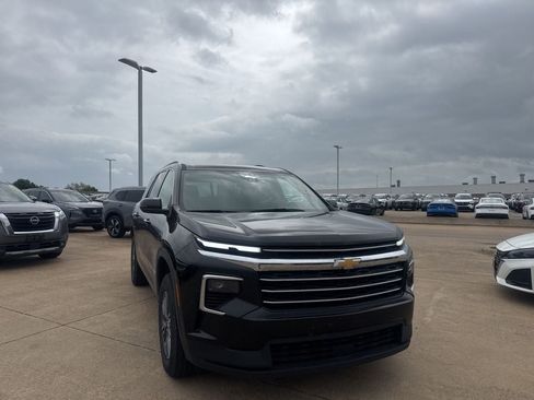 Used 2025 Chevrolet Traverse LT image 2