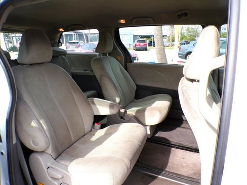 Used 2012 Toyota Sienna w/ Towing Pkg image 20