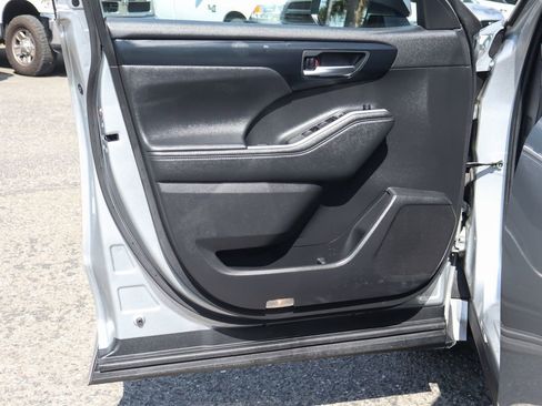 Used 2023 Toyota Highlander XLE FWD image 16