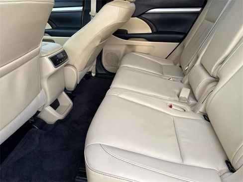 Used 2019 Toyota Highlander XLE image 18