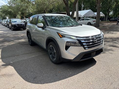 Used 2025 Nissan Rogue SV FWD image 12