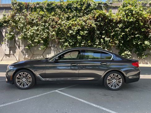 Used 2018 BMW 530e w/ Premium Package 2 RWD image 2