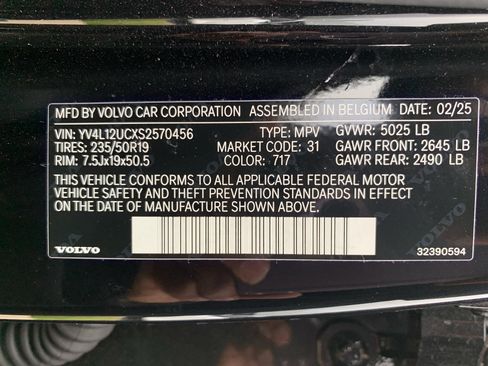 Used 2025 Volvo XC40 B5 Plus image 36