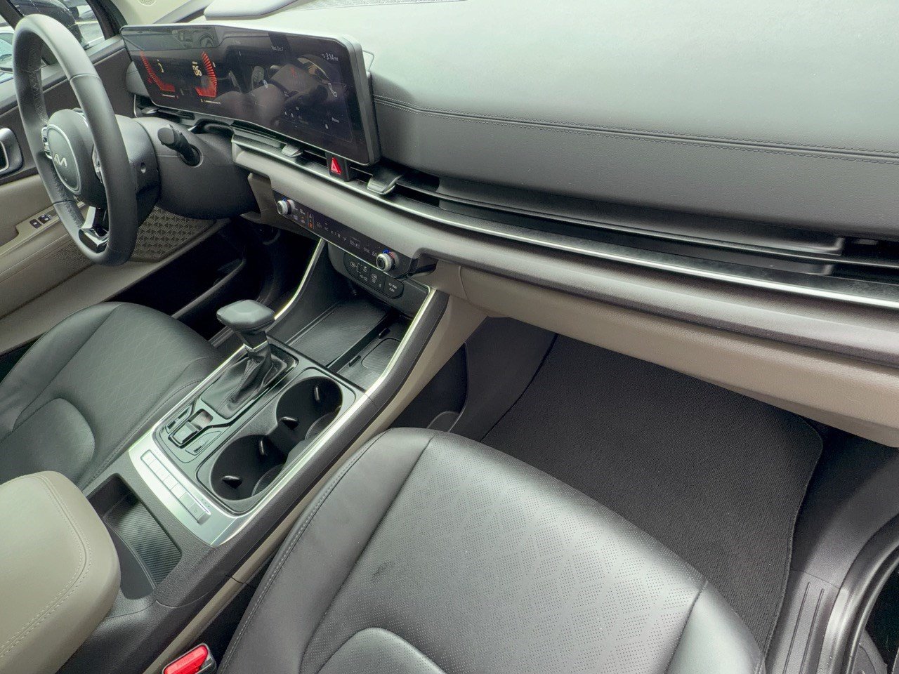 Used 2025 Kia Carnival EX FWD image 31