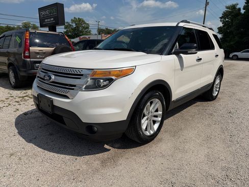 Used 2015 Ford Explorer XLT w/ Equipment Group 202B FWD image 1