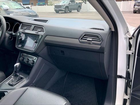 Used 2020 Volkswagen Tiguan SE FWD image 14