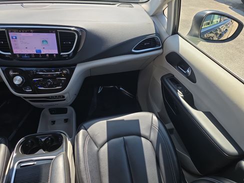 Used 2023 Chrysler Pacifica Touring-L FWD image 19