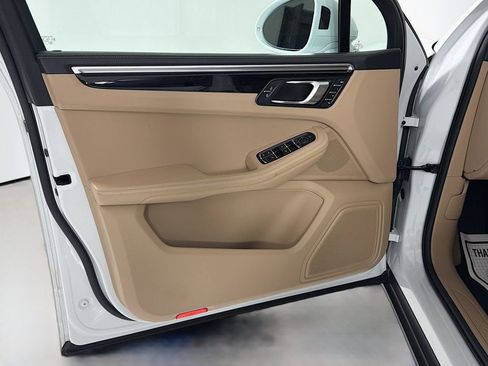 Certified 2023 Porsche Macan AWD/4WD image 12