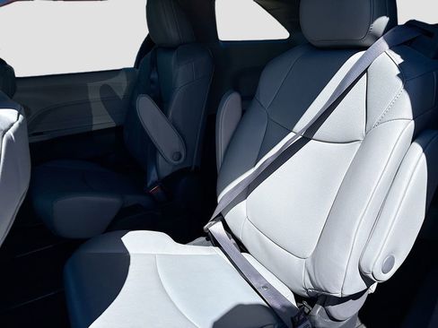 Used 2023 Toyota Sienna XLE w/ XLE Plus Package image 34