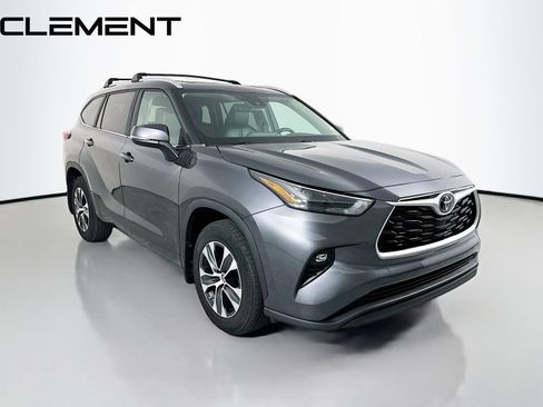 Used 2023 Toyota Highlander XLE AWD/4WD image 5
