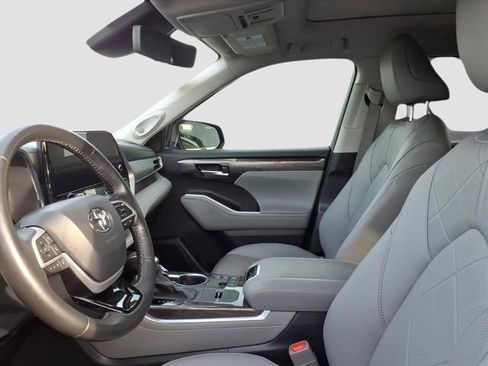 Used 2024 Toyota Highlander Platinum image 7