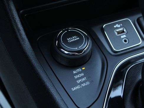 Used 2019 Jeep Cherokee Limited image 19