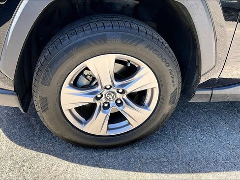 Used 2022 Toyota RAV4 XLE AWD/4WD image 8