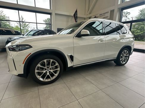 Used 2024 BMW X5 xDrive40i w/ Premium Package AWD/4WD image 9