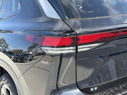 New 2026 Volkswagen Tiguan SE image 9