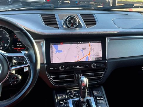 Used 2021 Porsche Macan Turbo image 18