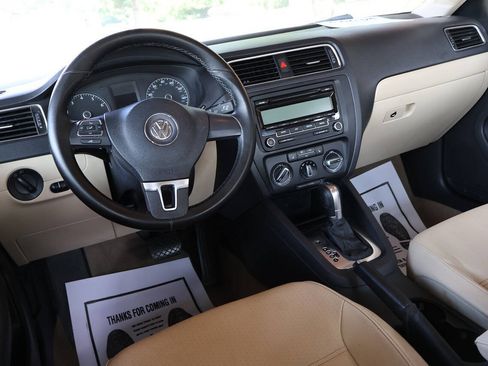 Used 2011 Volkswagen Jetta SE FWD image 17