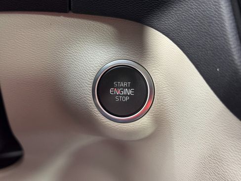 Used 2022 Volvo XC40 T5 Momentum w/ Premium Package image 22