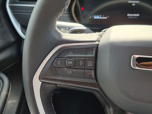 Used 2025 Jeep Grand Cherokee Altitude AWD/4WD image 15