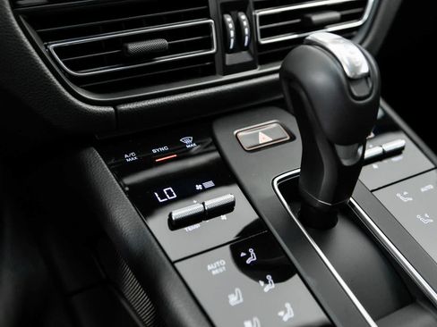 Certified 2025 Porsche Macan AWD/4WD image 24