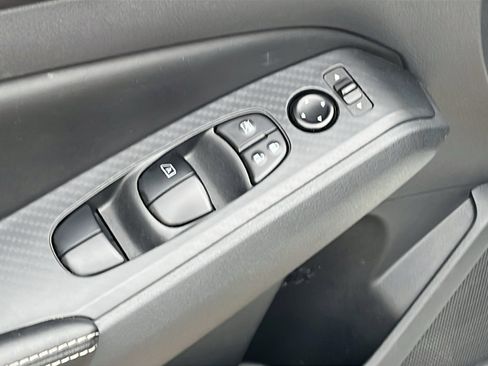 Used 2025 Nissan Altima 2.5 SV FWD image 12