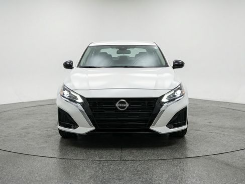 Used 2025 Nissan Altima 2.5 SV FWD image 2
