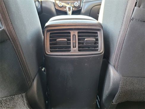 Used 2018 Nissan Rogue SV image 17