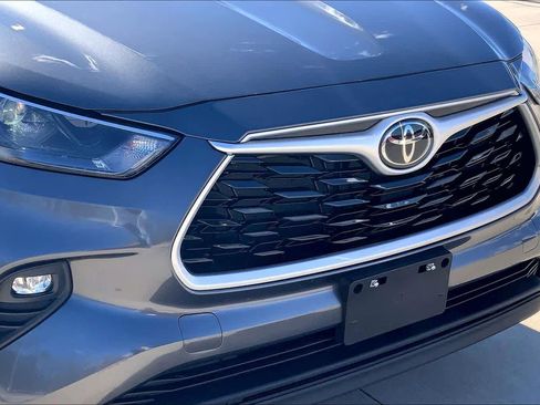Used 2024 Toyota Highlander LE image 30