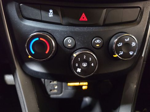 Used 2020 Chevrolet Trax LT w/ LT Convenience Package FWD image 16