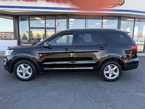 Used 2017 Ford Explorer XLT w/ Equipment Group 201A AWD/4WD image 2