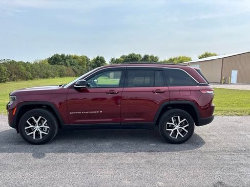 Used 2025 Jeep Grand Cherokee Limited AWD/4WD image 3