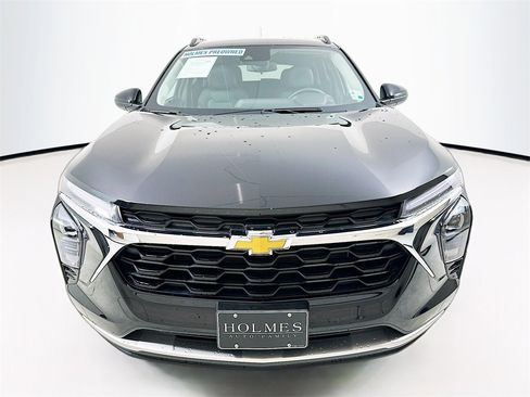 Used 2025 Chevrolet Trax LT w/ LT Convenience Package image 8