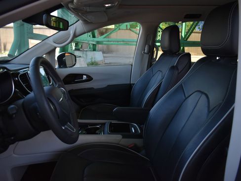 Used 2023 Chrysler Pacifica Limited FWD image 16
